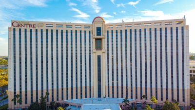 An exterior photo of a large hotel building called Rosen Centre in Orlando. A great place to stay after visiting scenic waterfront restaurants in Orlando.